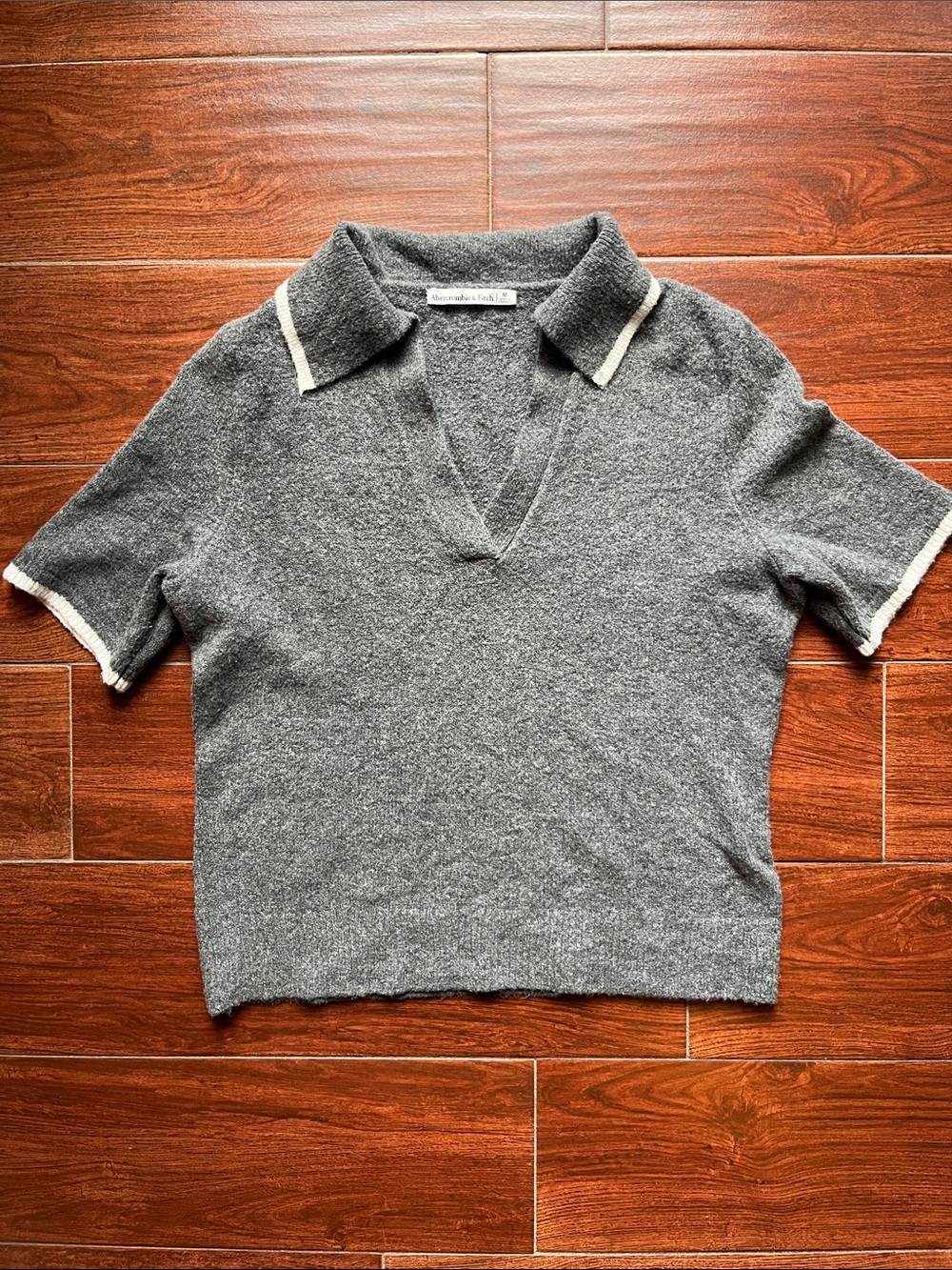 Abercrombie & Fitch Gray V‑Neck Short‑Sleeve Polo Sweater with Cream Trim